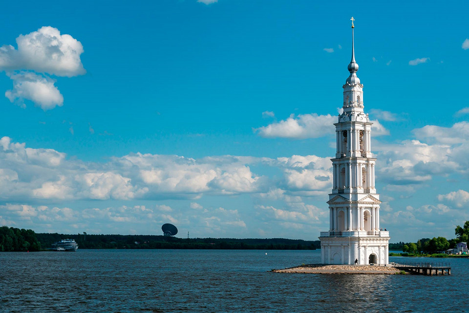 Колокольня в Калязине затопленная рекой