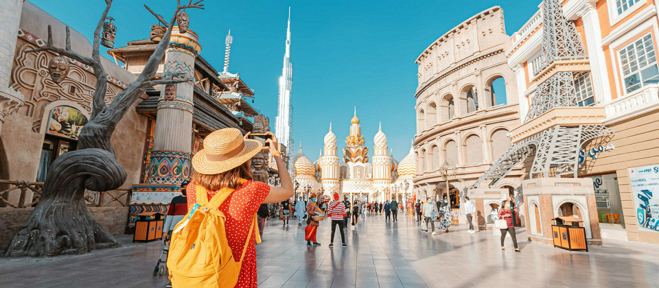 Турист фотографирует Global Village, Дубай, ОАЭ