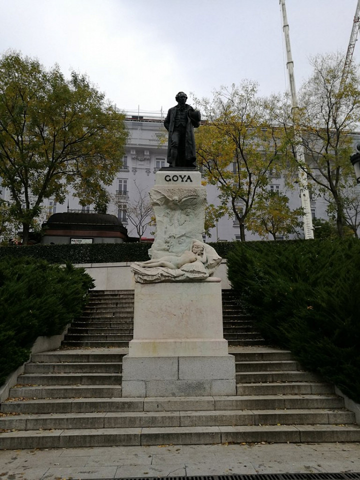 Памятник Гойе около музея Прадо в Мадриде
