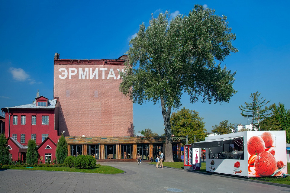 Сад Эрмитаж, городской старинный парк с театрами, ресторанами