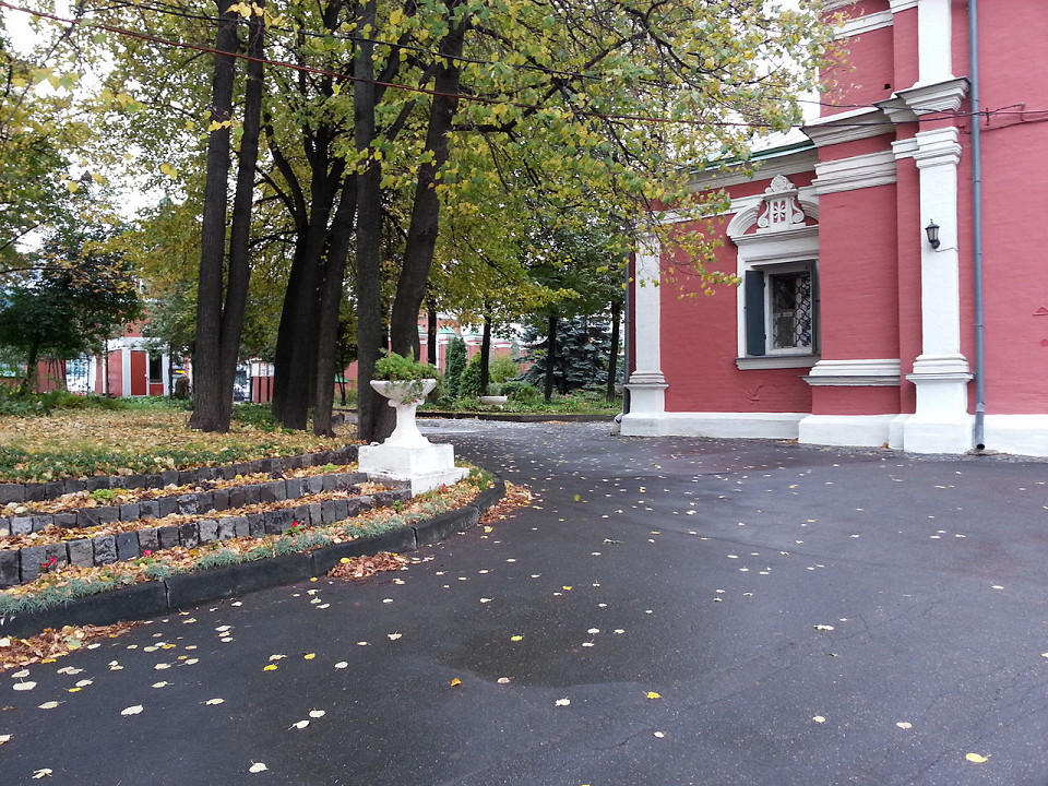 Храм Иоанна Воина на Якиманке, двор