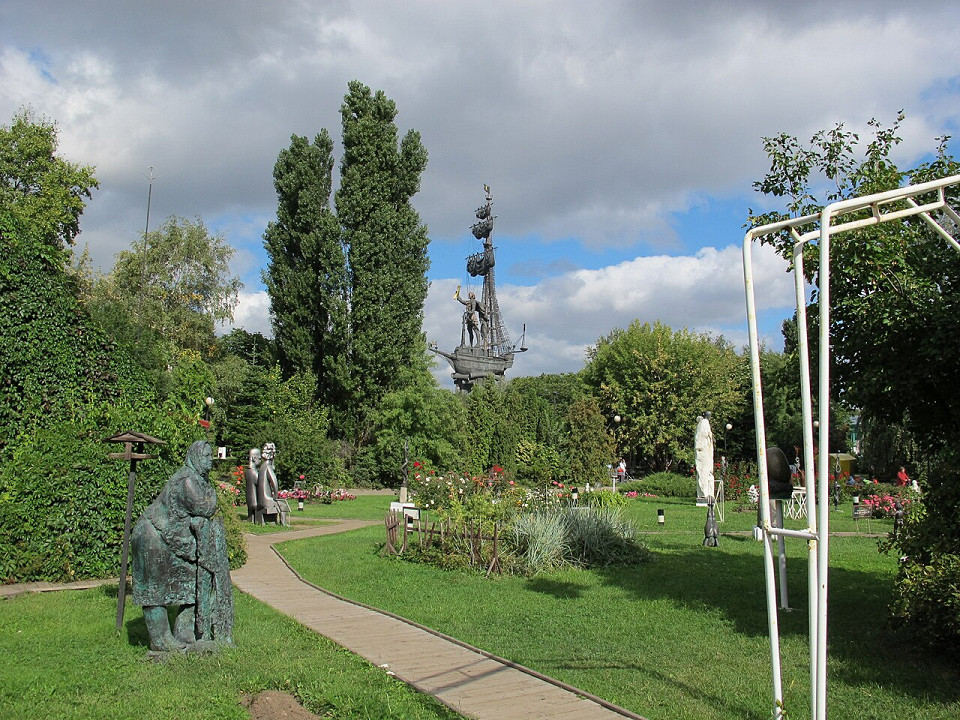 Дорожки в парке Музеон, Москва