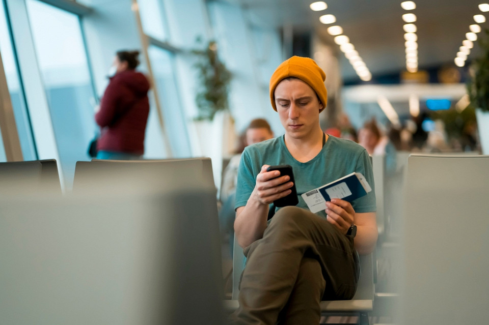 Мужчина с телефоном в аэропорту