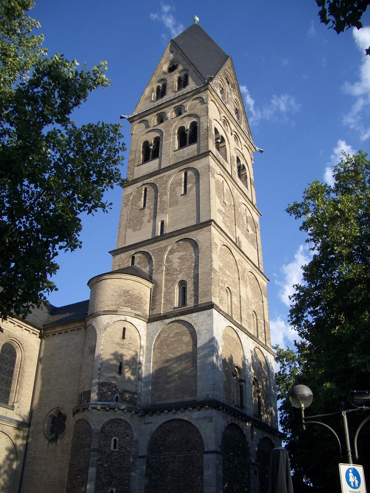 Апостольская церковь, Западная башня
