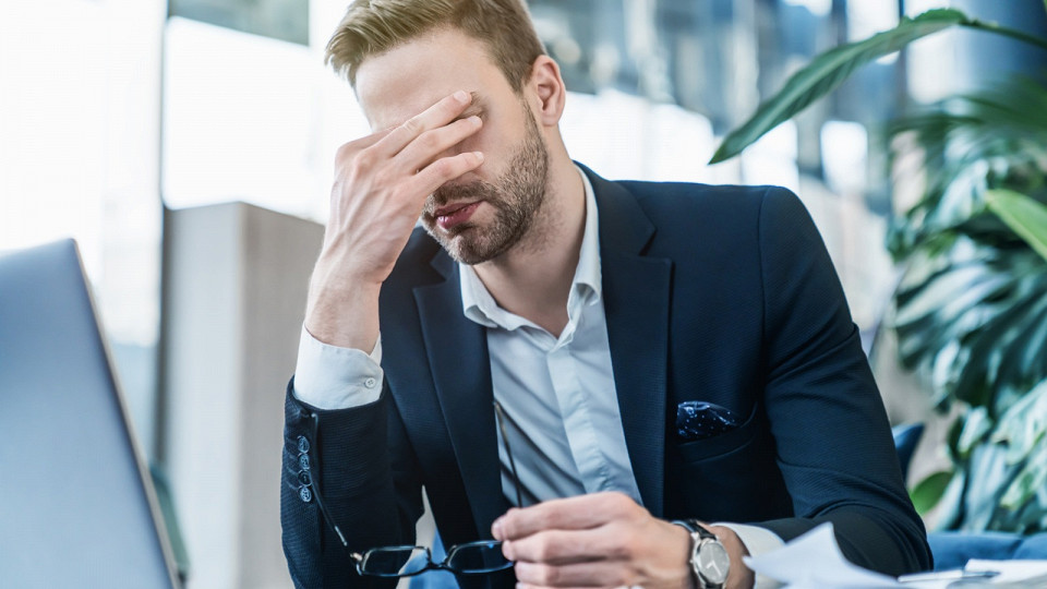 Расстроенный мужчина в офисе