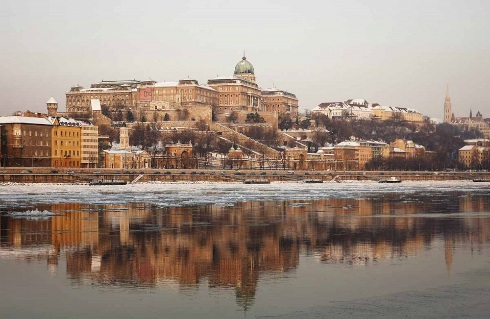 Вид с реки Дунай на Будайскую крепость, Будапешт