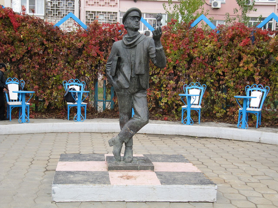 Памятник Остапу Бендеру в Элисте