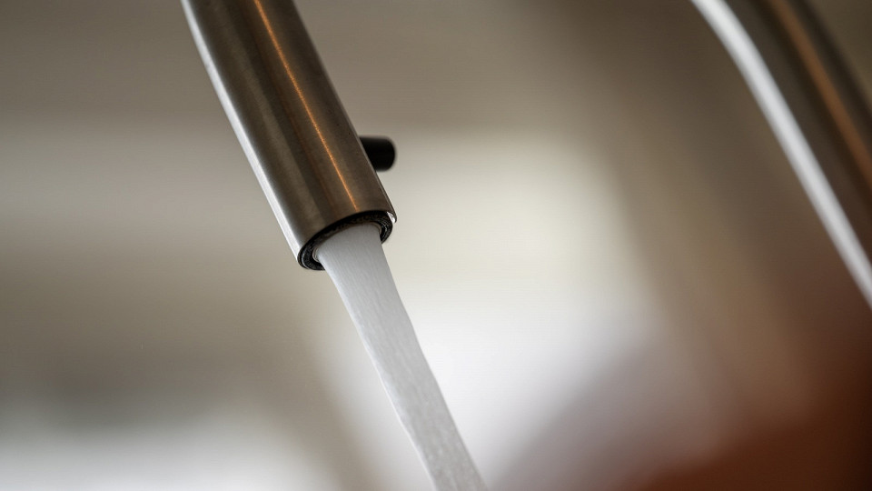 Вода льется из крана