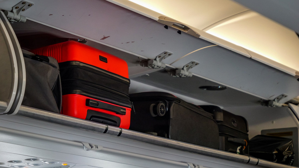 Ручная кладь на багажной полке в самолете