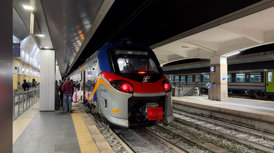 Trenitalia поезд, Апулия, Италия