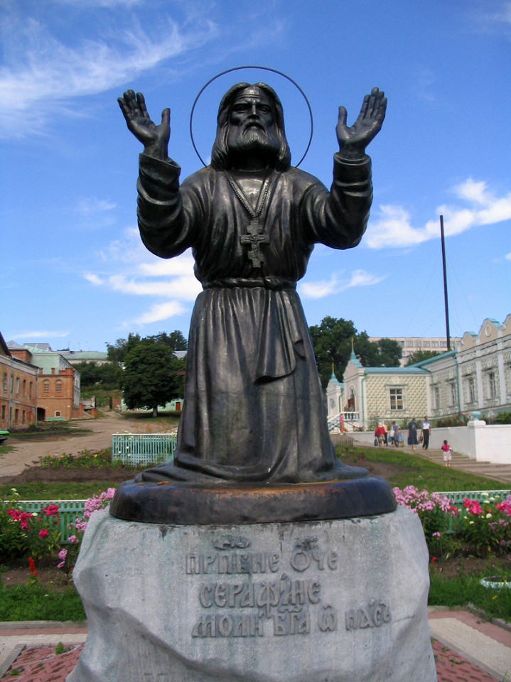 Коренная пустынь, памятник Серафиму Саровскому