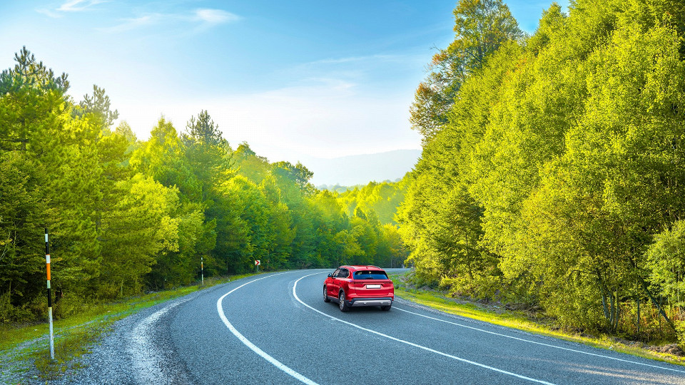 Красная машина на дороге