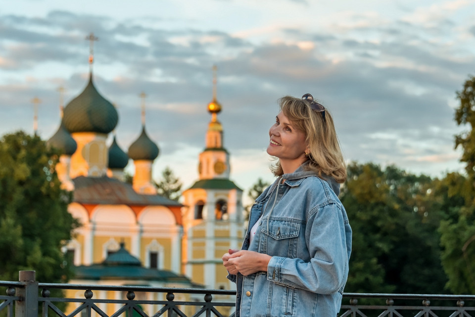 Женщина на фоне церкви