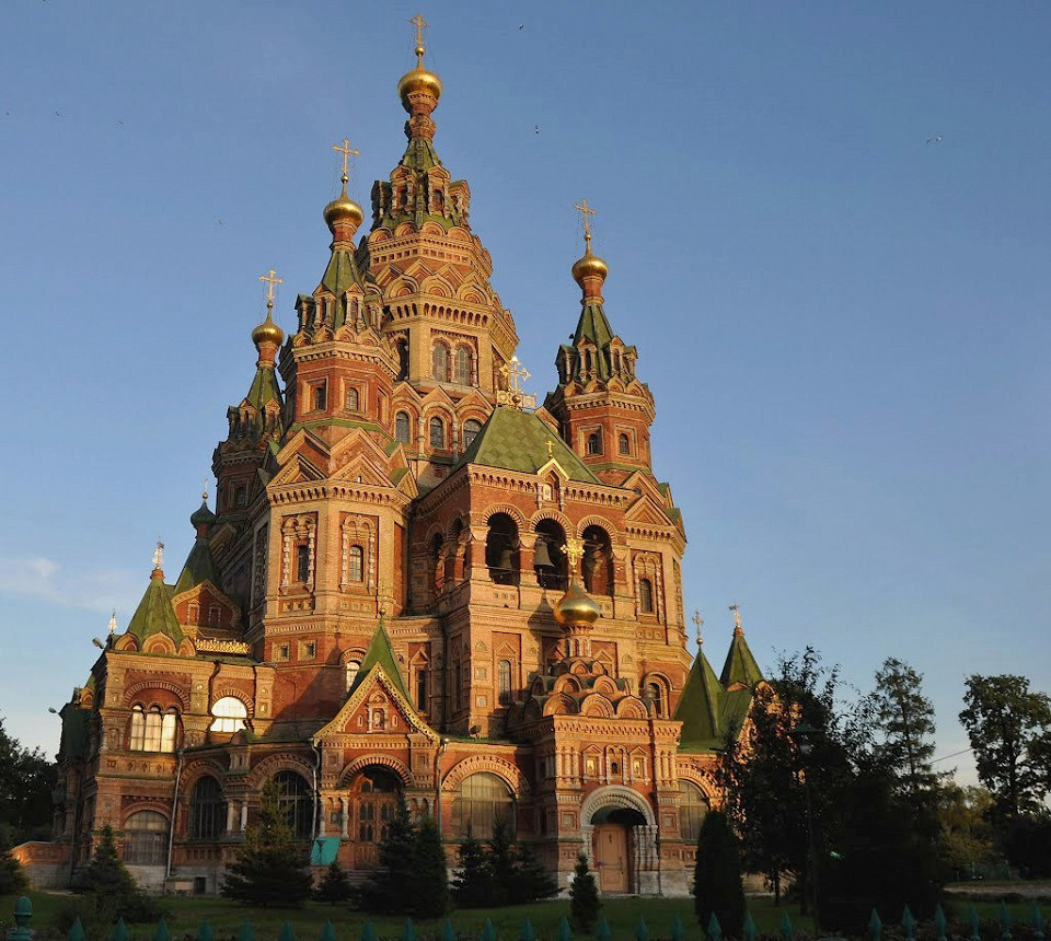 Собор Петра и Павла в Петергофе в лучах заката