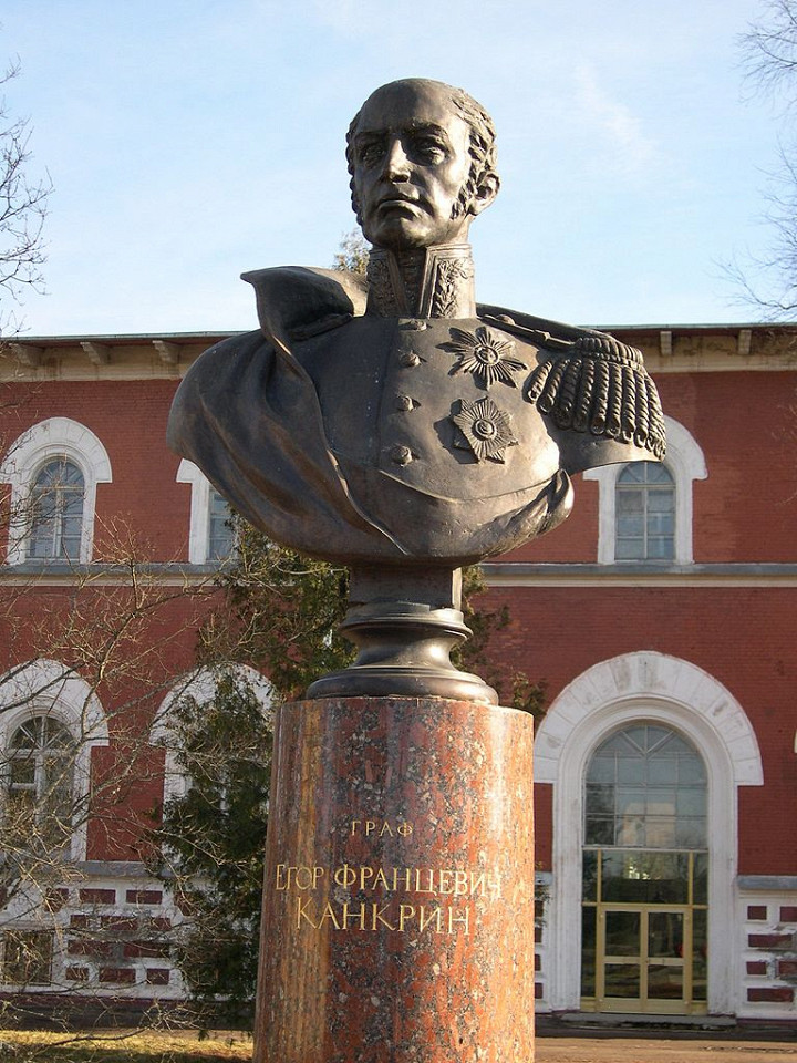 Памятник Канкрину перед зданием Лисинского лесного колледжа