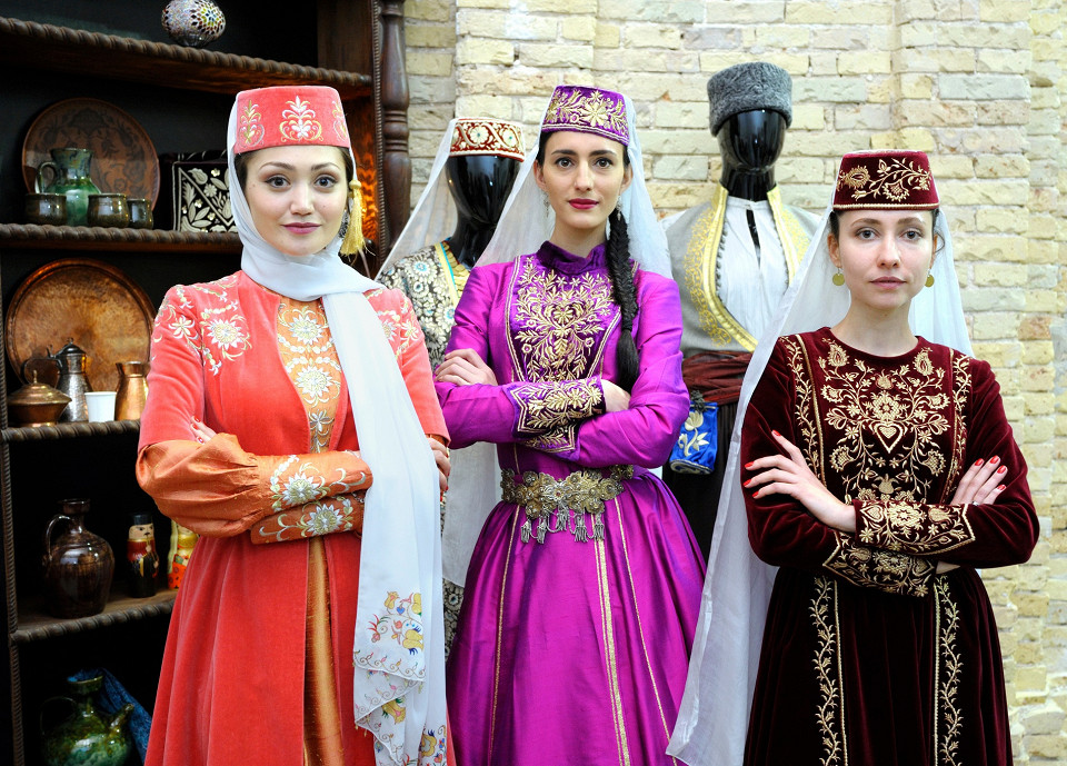 Женщины в традиционных татарских платьях