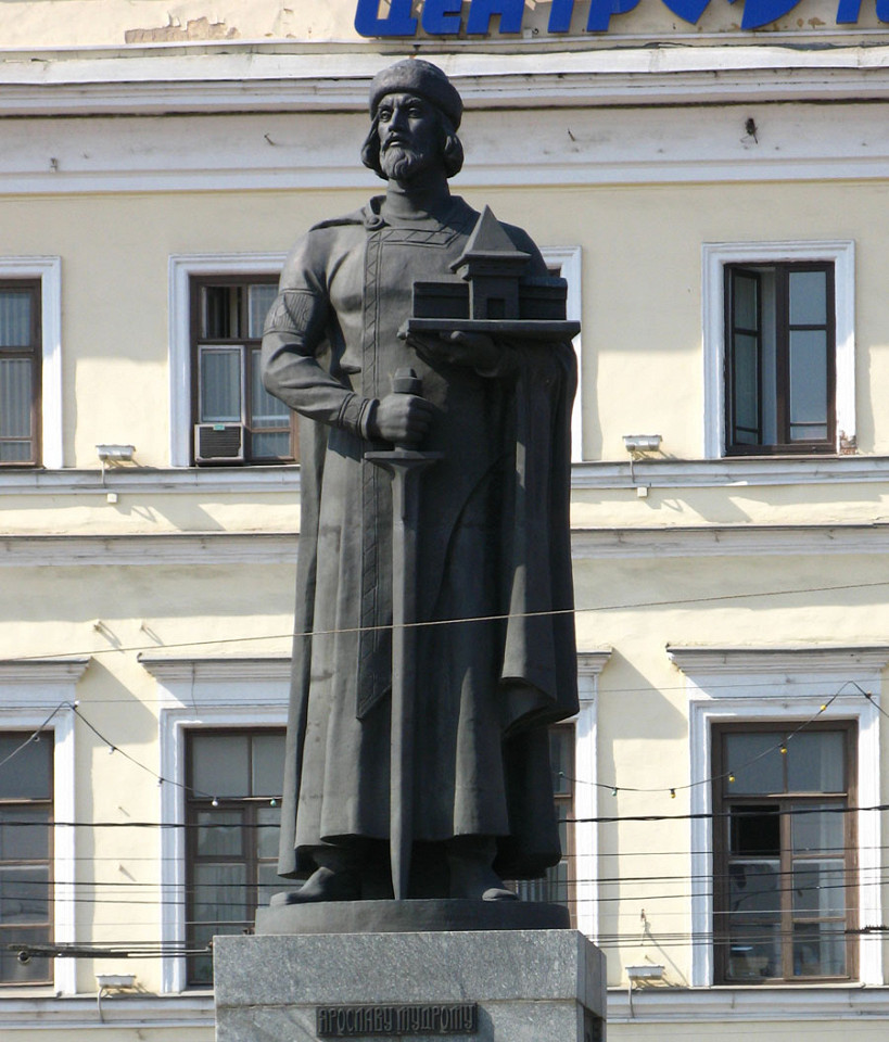 Памятник Ярославу Мудрому в Ярославле