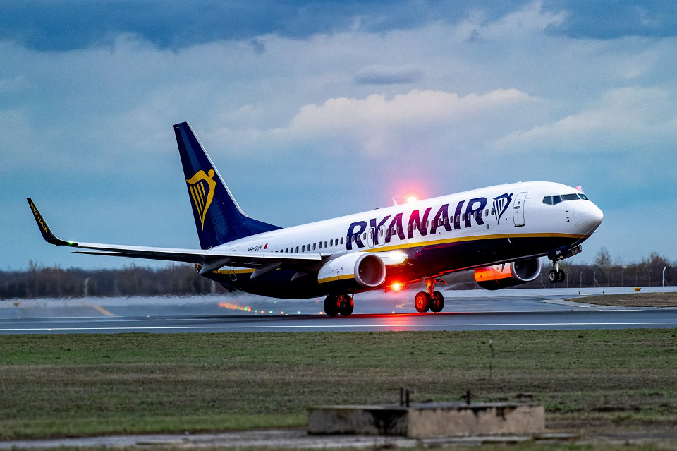 Самолет RYANAIR взлетает