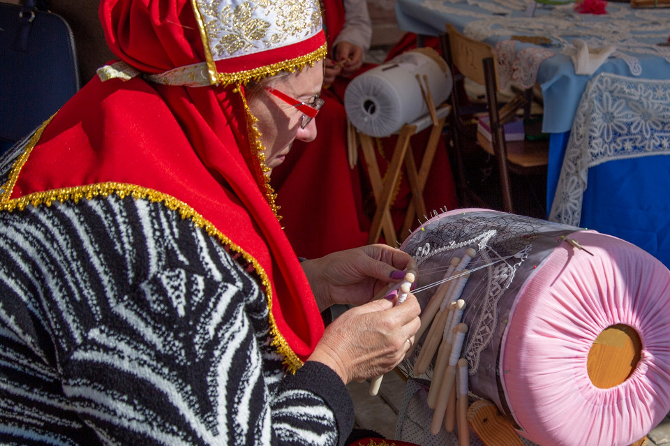 Женщина плетет кружево