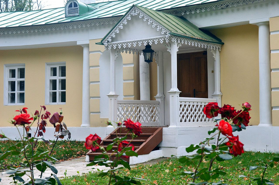 Усадьба Спасское-Лутовиново, ажурное крылечко