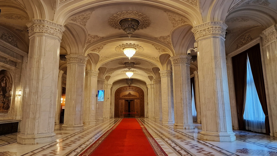 Внутренний вид румынского парламента в Бухаресте, Румыния