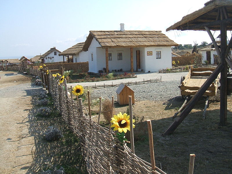 Дворик в этнопарке Атамань, Тамань