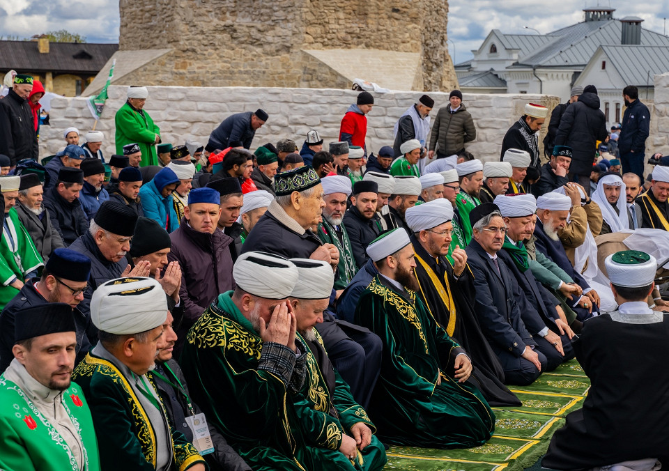Мусульмане молятся в Болгаре
