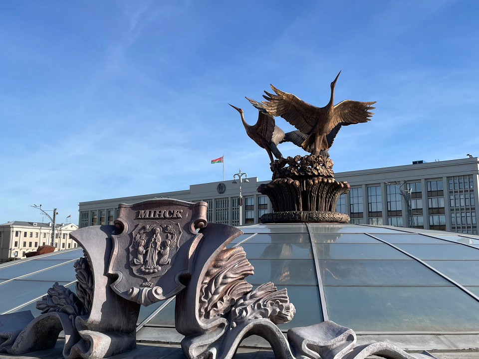 Скульптура с аистами в Минске