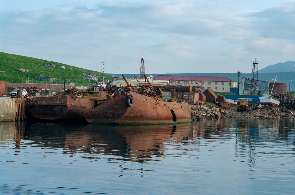 Морской порт в Северо-Курильске, остров Парамушир