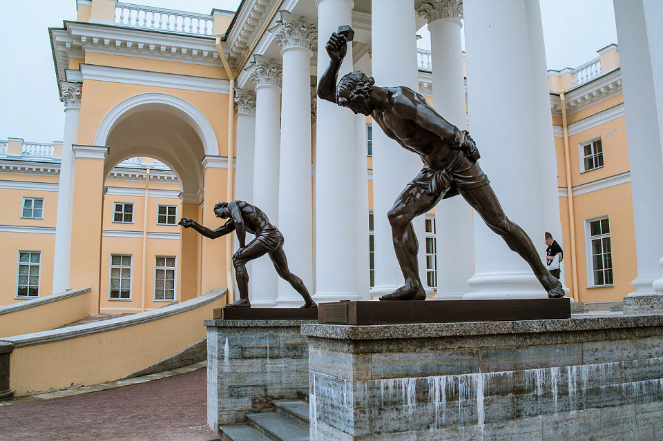 Александровский дворец, скульптуры