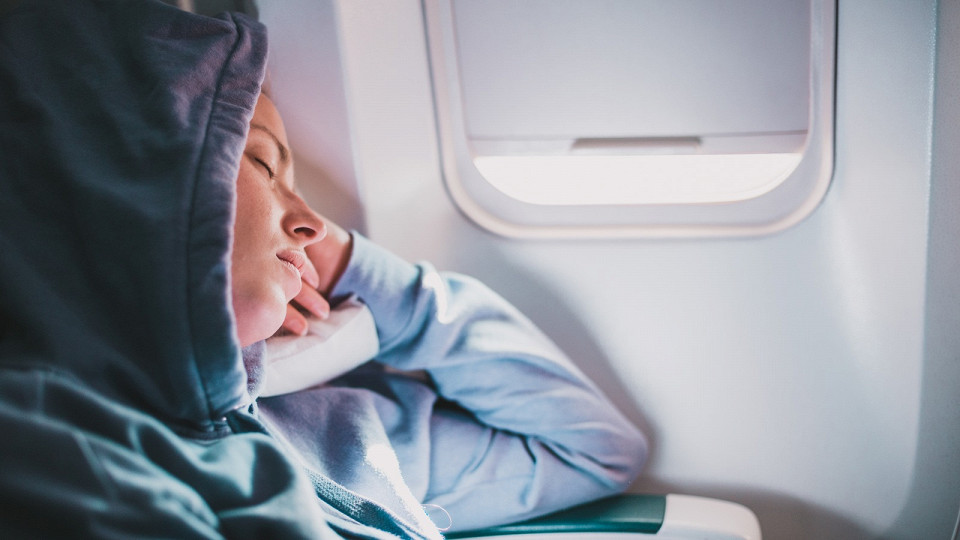 Женщина спит в самолете