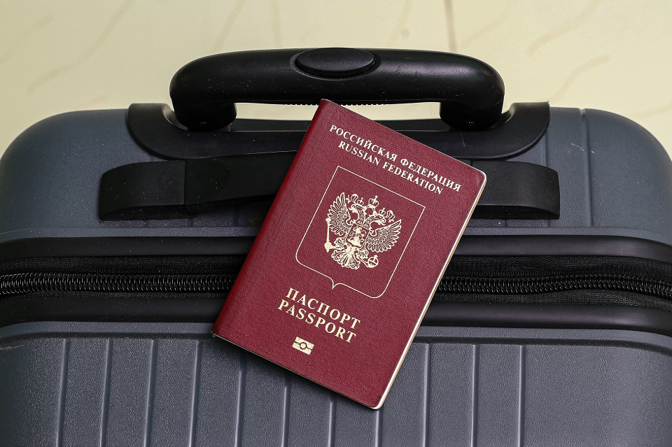 Паспорт и чемодан