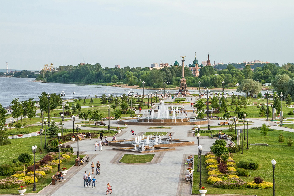 Люди гуляют в парке Стрелка, Ярославль