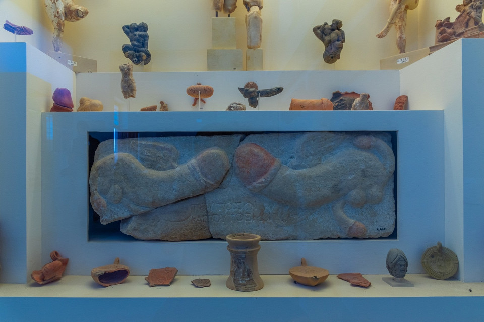 Скульптура мужских гениталий в историческом музее Делоса, Греция