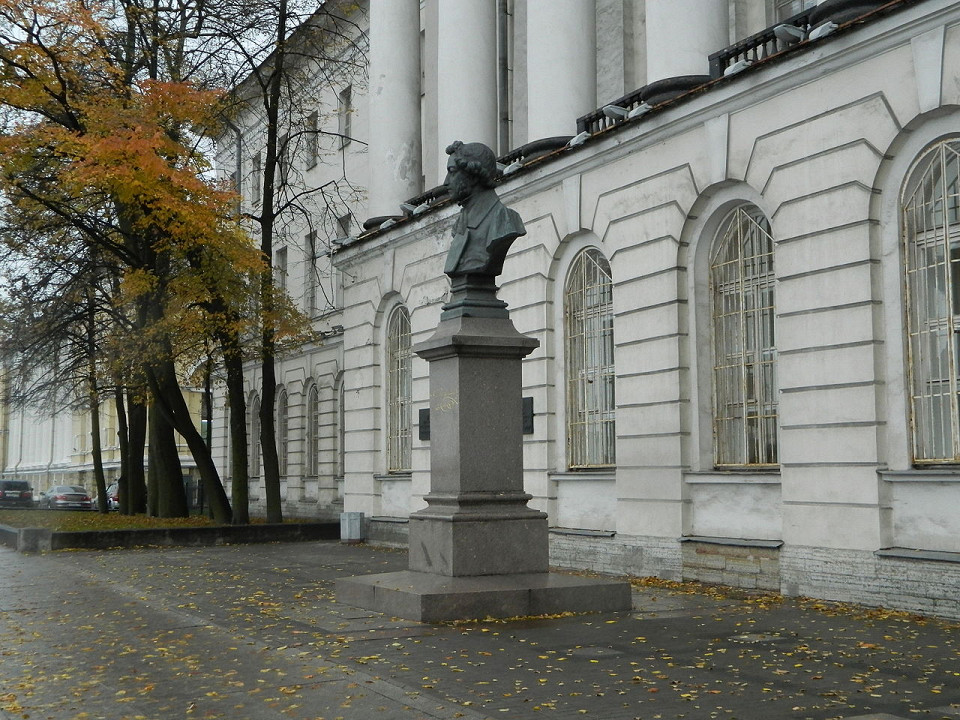 Пушкинский Дом в Санкт-Петербурге, бюст поэта