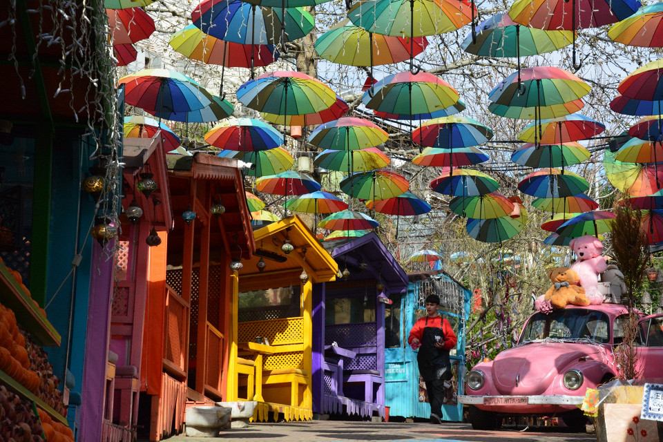 Улица с цветными зонтиками, район Балат, Стамбул