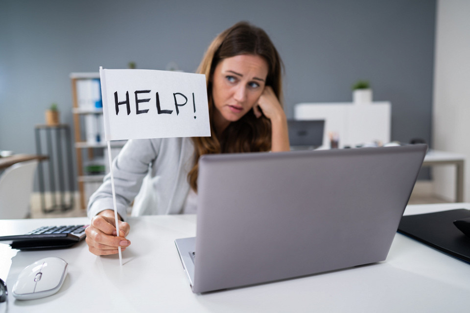 Человек устал на работе, женщина в офисе