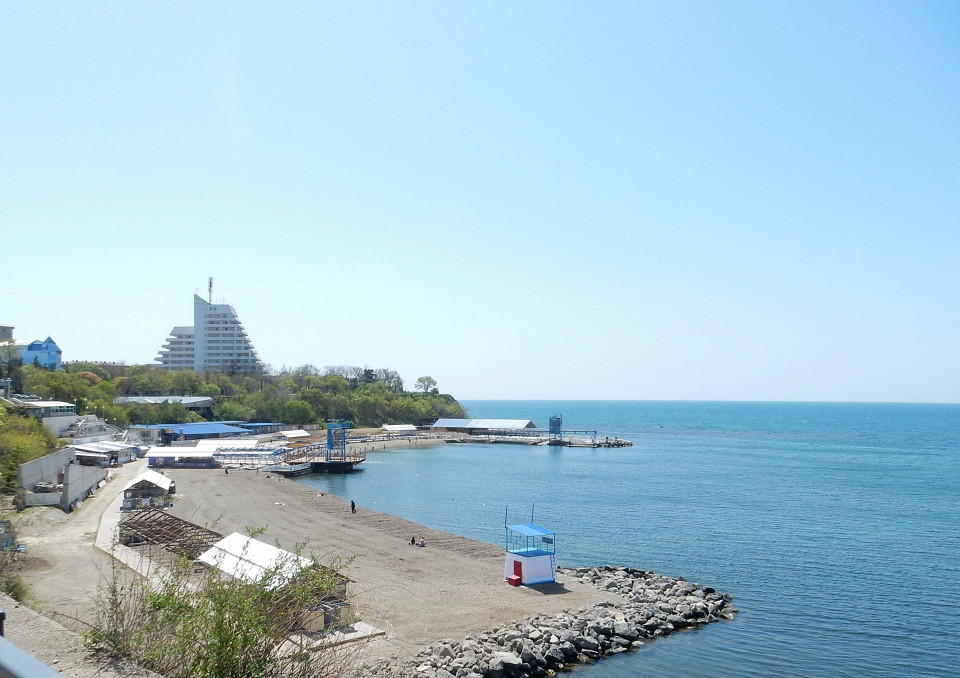 Пляж анапского пансионата «Высокий берег» весной