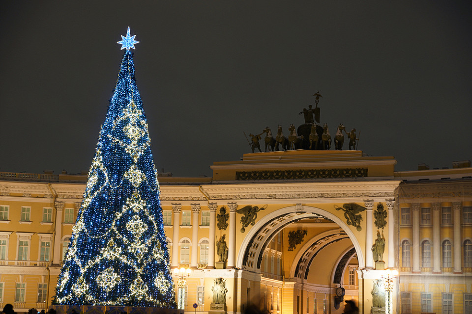 Новогодняя елка на Дворцовой площади Петербурга