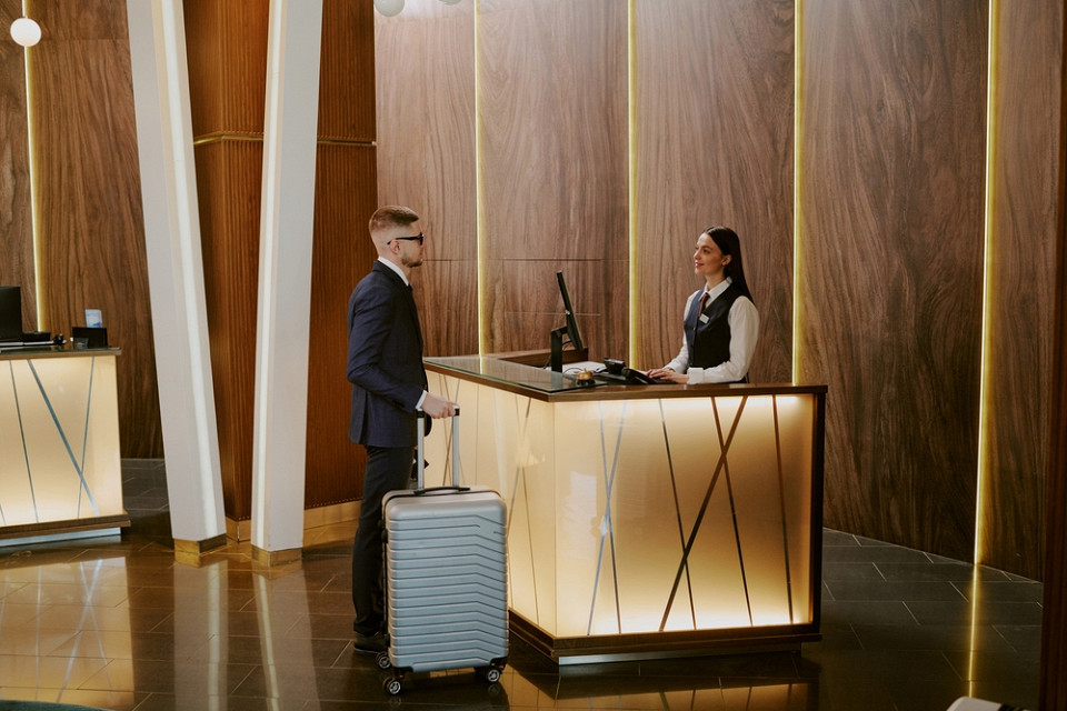 Мужчина заселяется в отель