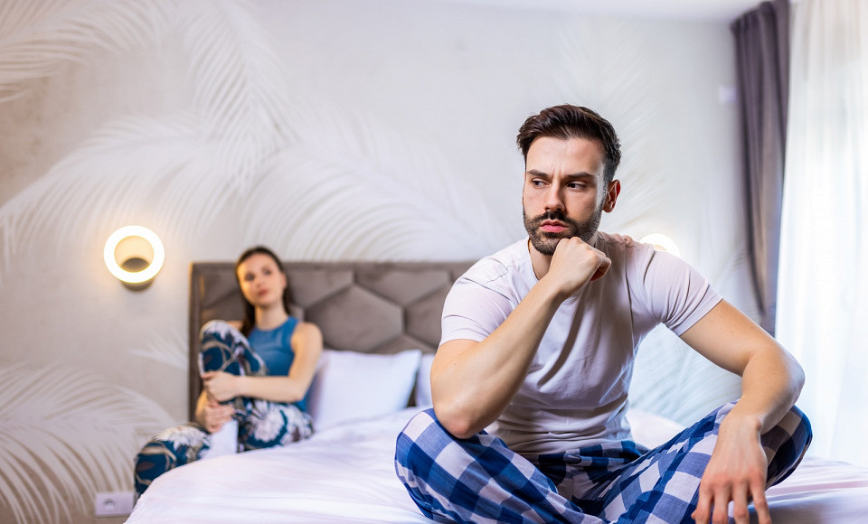 Парень злится на свою девушку