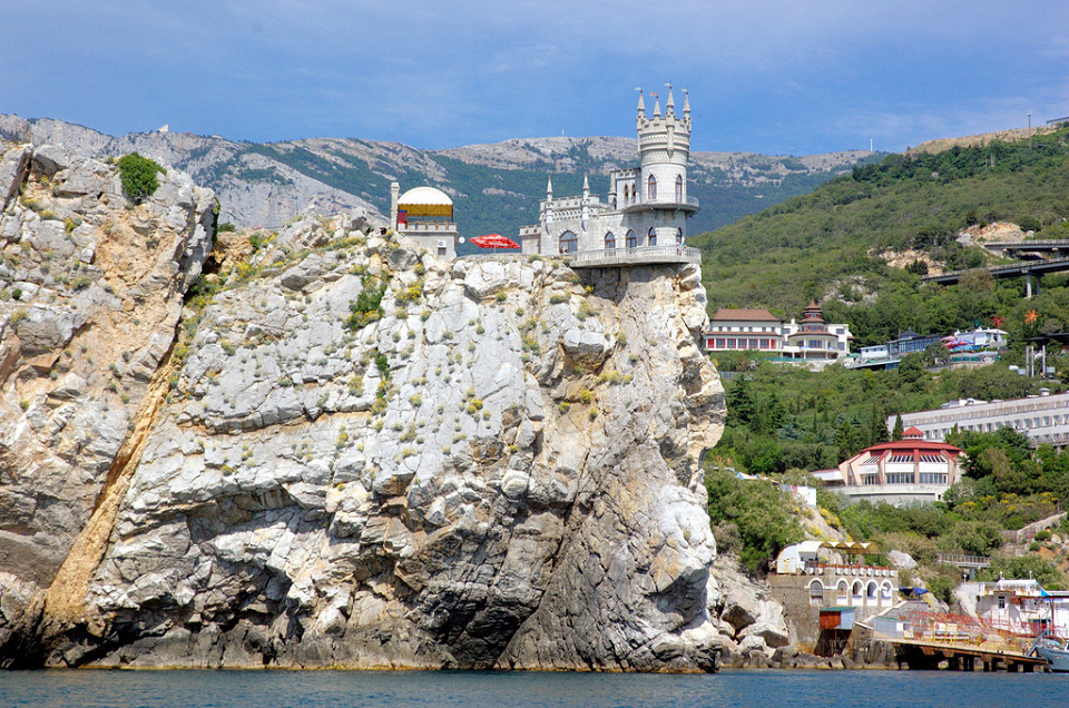 Вид с моря на Ласточкино гнездо