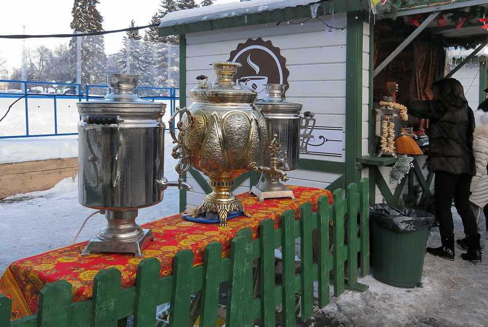 Традиционные русские самовары на городской улице Ярославля