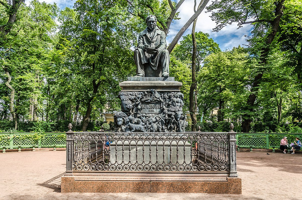 Памятник Ивану Крылову