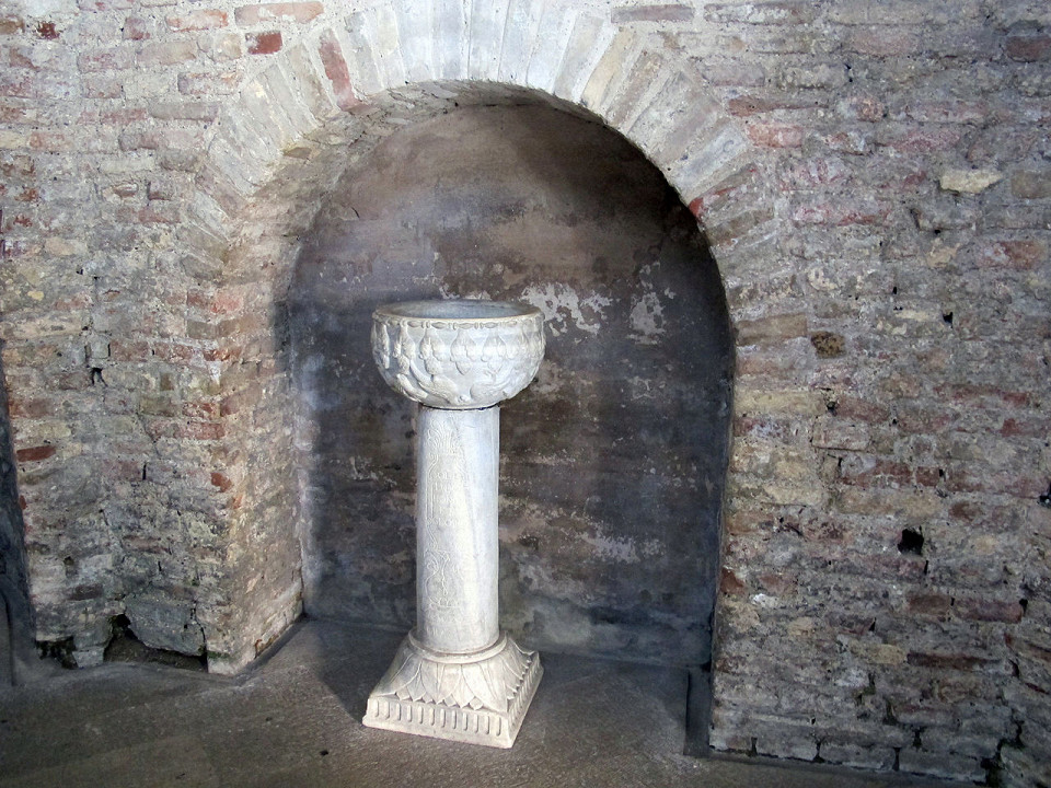 Арианский баптистерий, купель