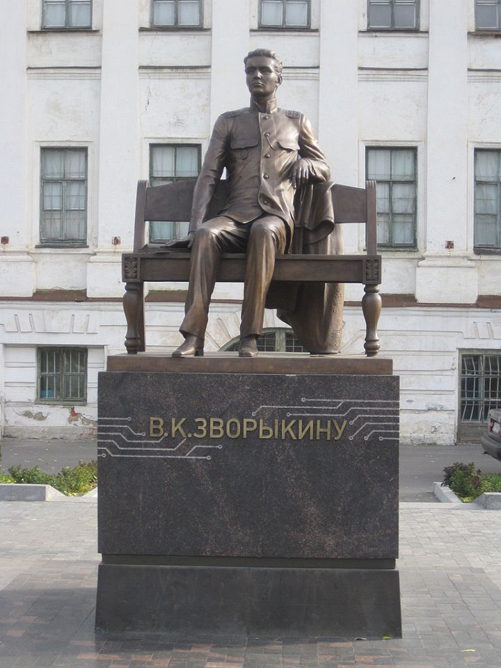 Муромский историко-художественный музей, памятник Зворыкину