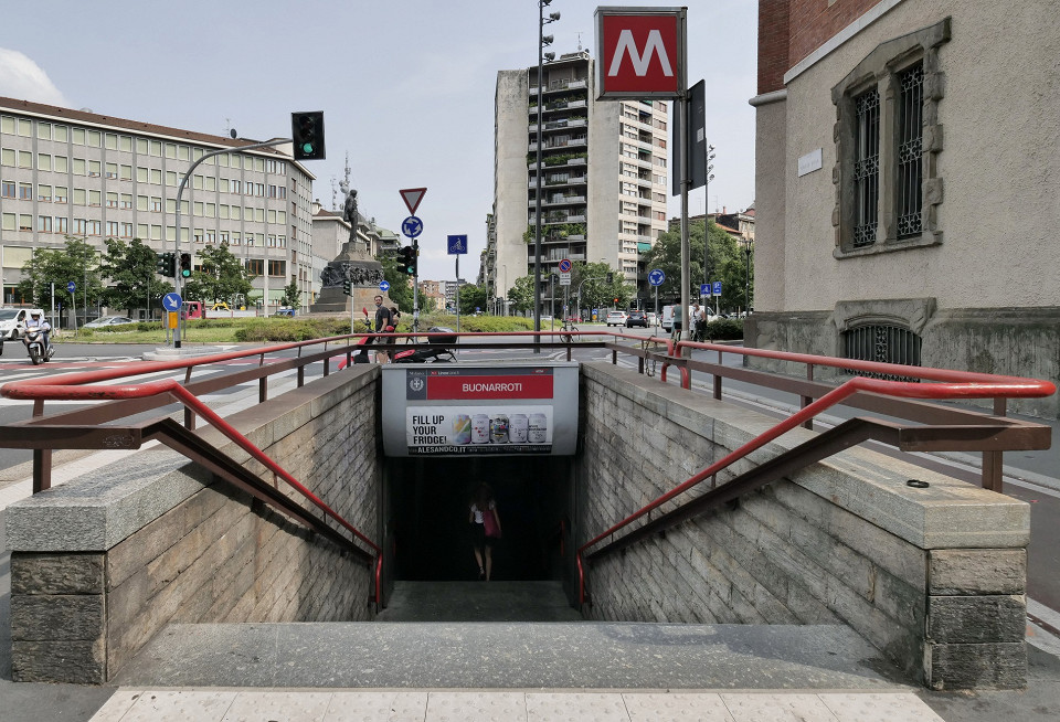 Вход в метро в Милане