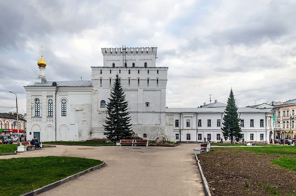 Власьевская башня и Знаменская церковь в Ярославле