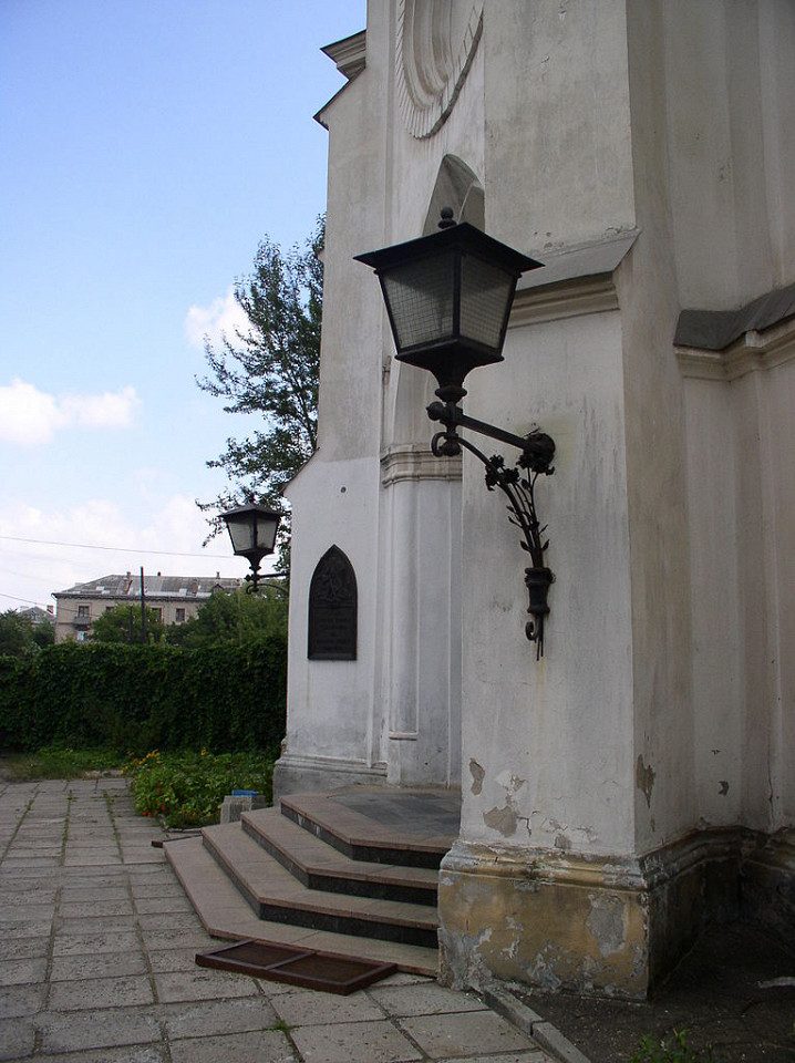 Костёл Святой Троицы (Святого Роха) в Минске, деталь фасада