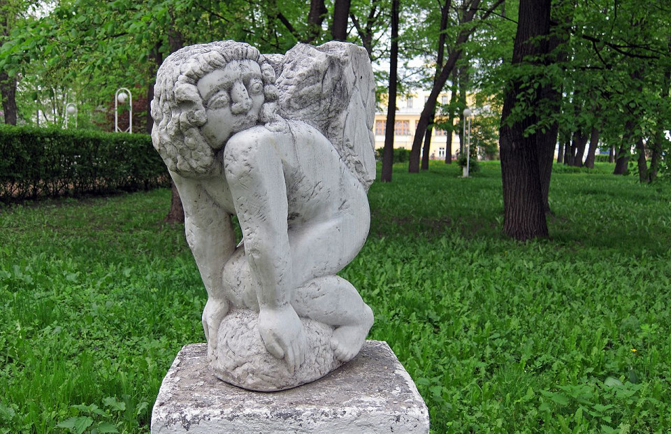 Скульптура в парке губернаторского дома, Ярославль